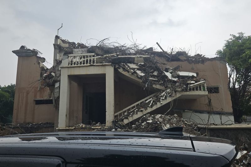 seorang-pria-tertimbun-bangunan-roboh-di-jakarta-utara