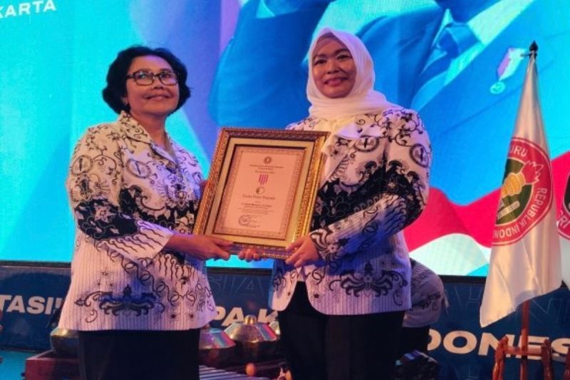 Banjar Regent Saidi Mansyur receives 2025 PGRI Dwija Praja Nugraha award