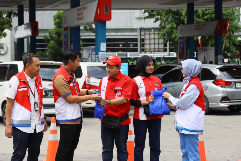 pertamina-patra-niaga-sumbagutsalurkan-bantuan-ke-400-operator-spbu