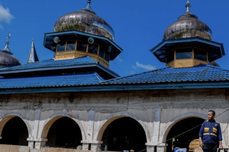 bahlil-tinjau-banjir-palembayan-minta-evakuasi-korban-dipercepat