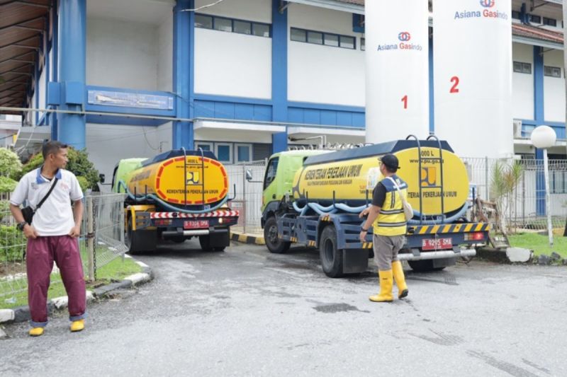 pu-distribusi-sarana-air-bersih-ke-warga-terdampak-bencana-di-sumbar