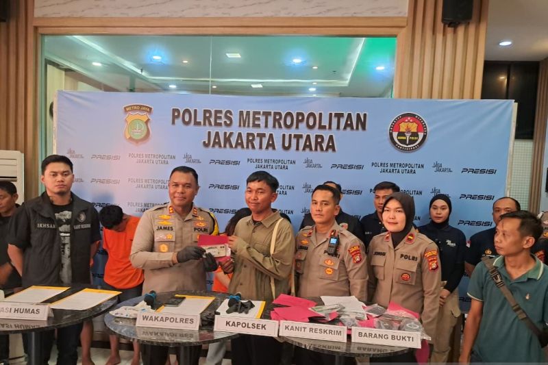 polisi-kembalikan-ponsel-warga-yang-dicopet-saat-konser-di-ancol