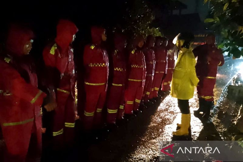 Polisi evakuasi 100 KK usai peristiwa longsor di Arjasari Bandung