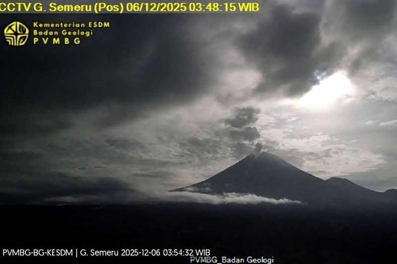 Guguran lava Gunung Semeru meluncur hingga 1 km