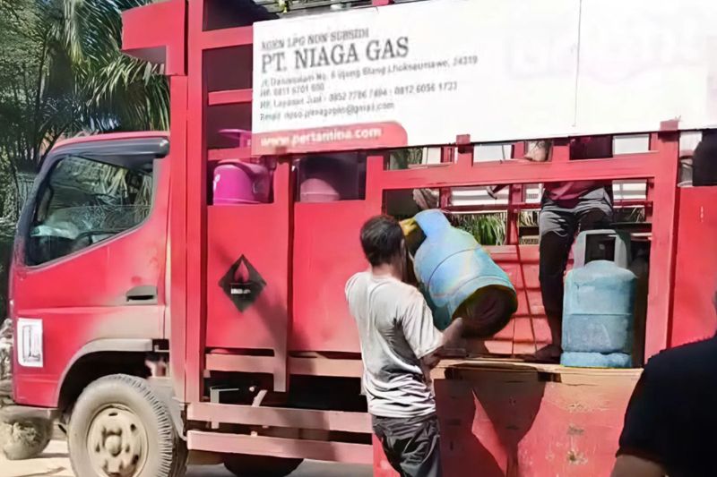 pertamina-patra-niaga-distribusikan-lpg-manual-lintasi-jembatan-putus