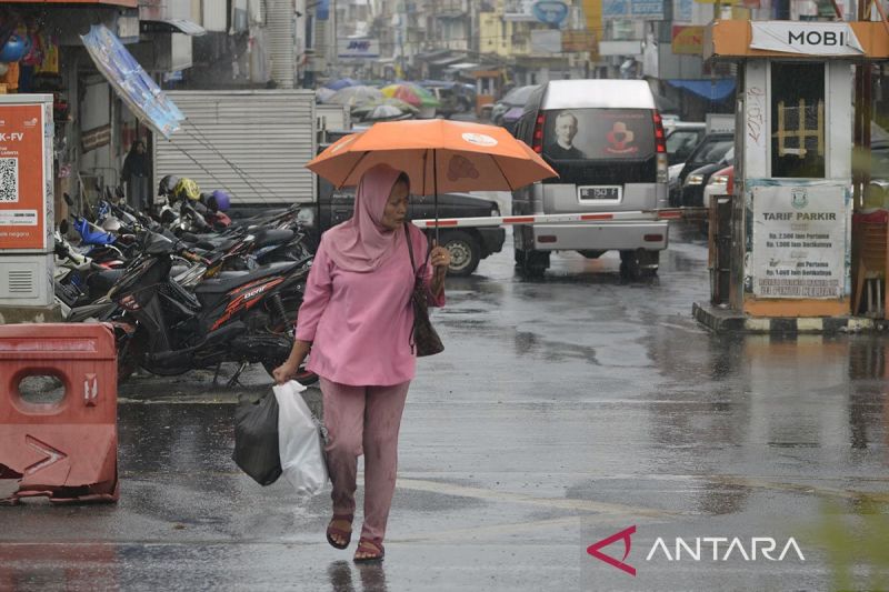 Minggu, BMKG: Cuaca berawan hingga hujan terjadi di mayoritas RI