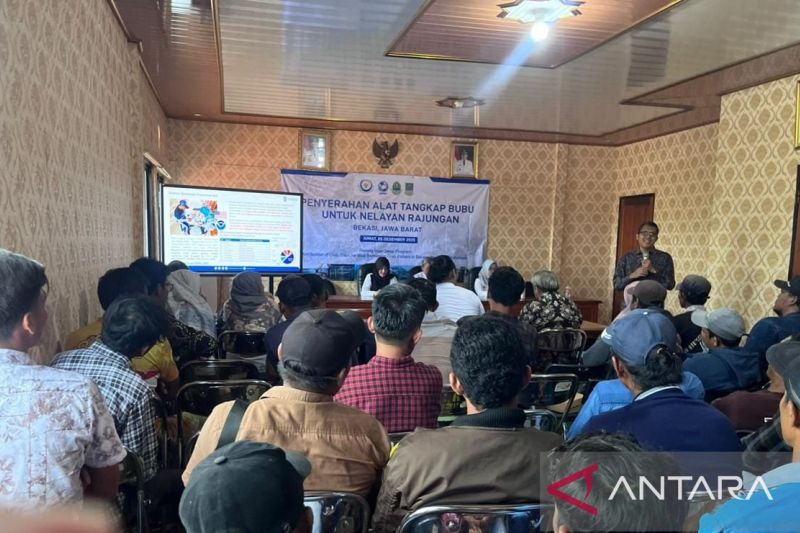 nelayan-kabupaten-bekasi-terima-bantuan-1000-alat-tangkap-bubu