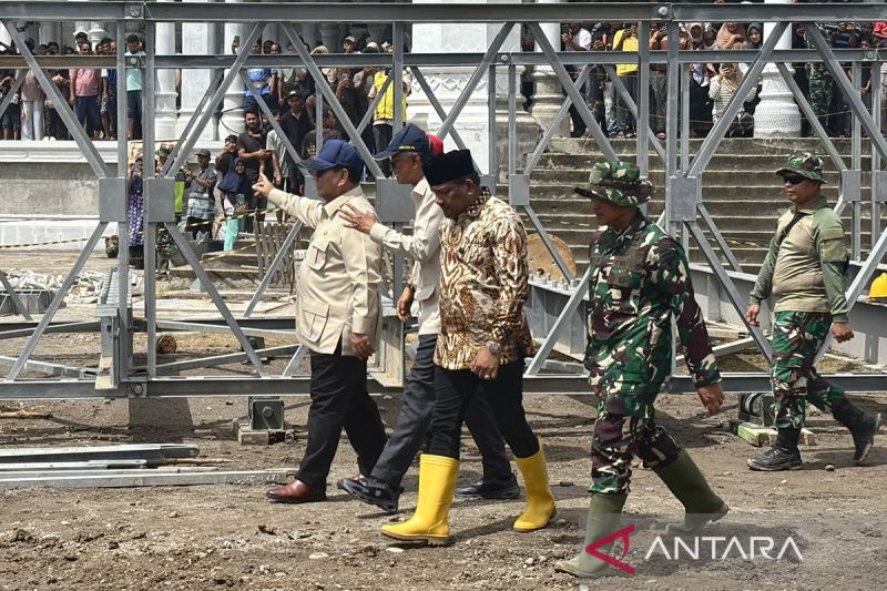 Presiden Prabowo cek langsung pemasangan jembatan bailey di Teupin Mane