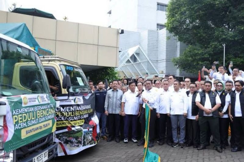 kementan-dan-sgn-salurkan-10-truk-gula-hingga-makanan-untuk-sumatera