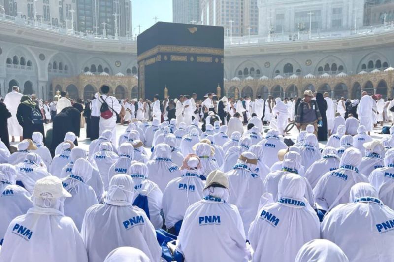 Bentuk syukur dapat Umroh dari PNM, tangis haru nasabah Mekaar di sujud pertama