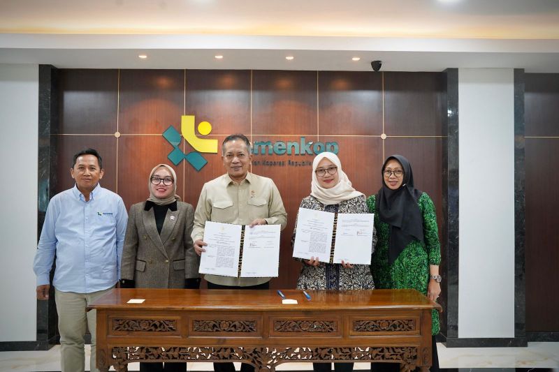 menkop-bupati-banyuwangi-teken-kesepakatan-percepatan-pembangunan-kdmp