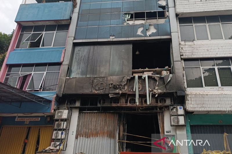 Puslabfor Polri kembali olah TKP lokasi kebakaran ruko di Jakpus