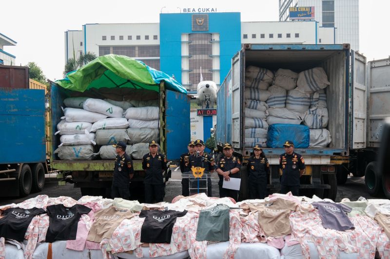 bea-cukai-sita-3-kontainer-dan-2-truk-garmen-ilegal