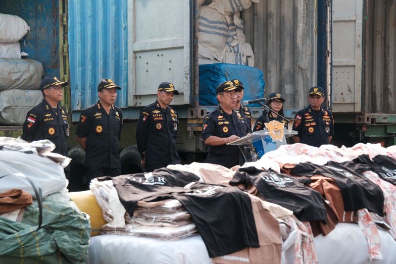 djbc-buka-opsi-salurkan-baju-ilegal-sitaan-ke-korban-bencana-sumatera