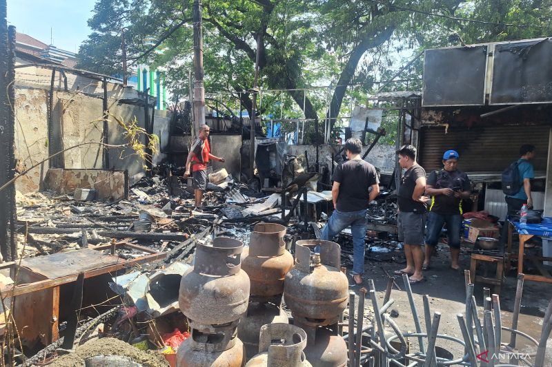 9-kios-dan-8-kendaraan-terbakar-akibat-pengeroyokan-di-kalibata