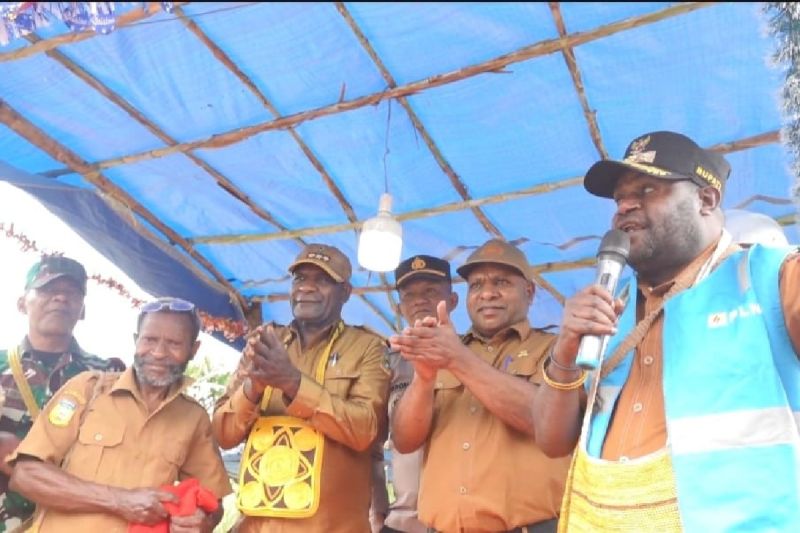 pln-berhasil-listriki-dua-kampung-di-kabupaten-dogiyai