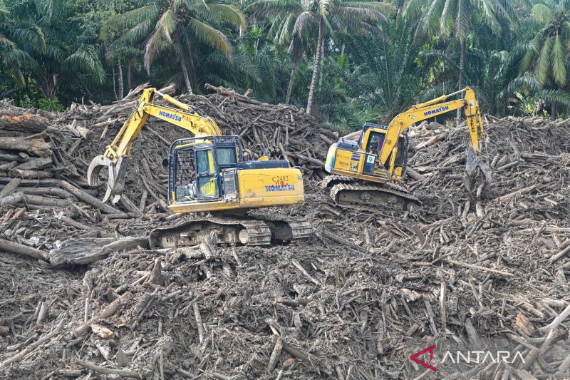 nindya-karya-kerahkan-alat-berat-untuk-pulihkan-infrastruktur-sumatera