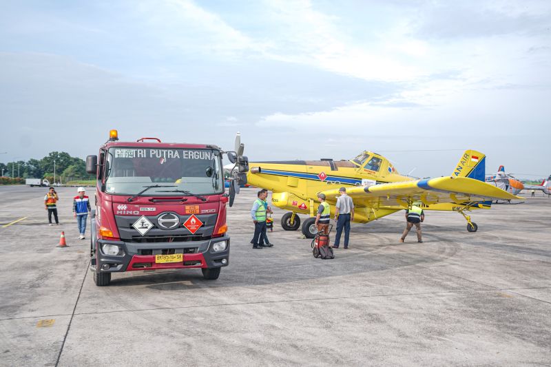 pertamina-kirim-bbm-gunakan-pesawat-air-tractor-ke-bener-meriah-aceh