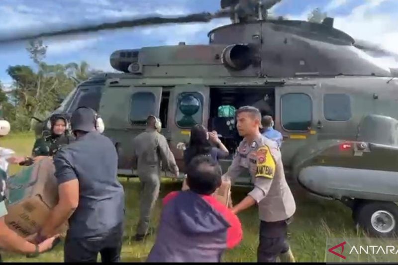 TNI AU kerahkan heli antar logistik ke lokasi bencana di Sumbar