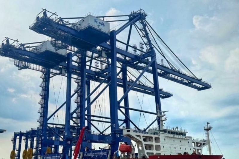 pelindo-modernisasi-peralatan-dukung-konektivitas-logistik-nasional