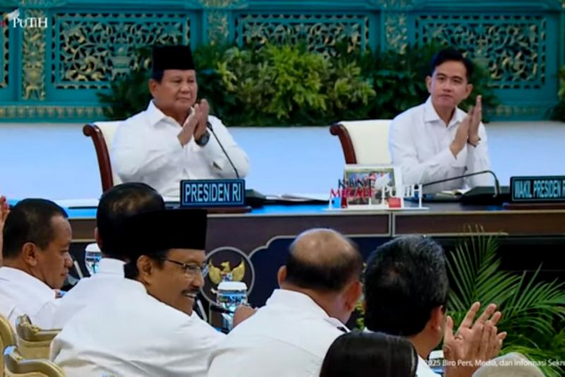 mentan-lapor-presiden-44000-ton-bantuan-beras-tersalurkan-ke-sumatera