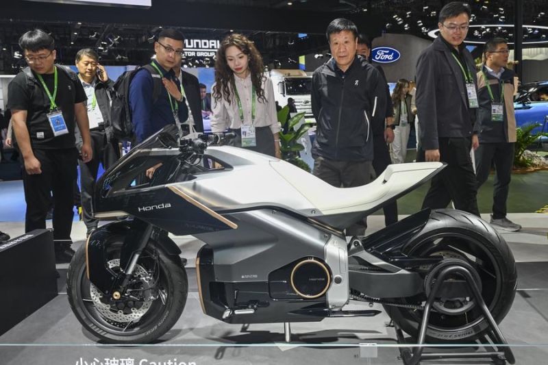 ho-chi-minh-pasang-kabinet-penukaran-baterai-motor-listrik-di-trotoar