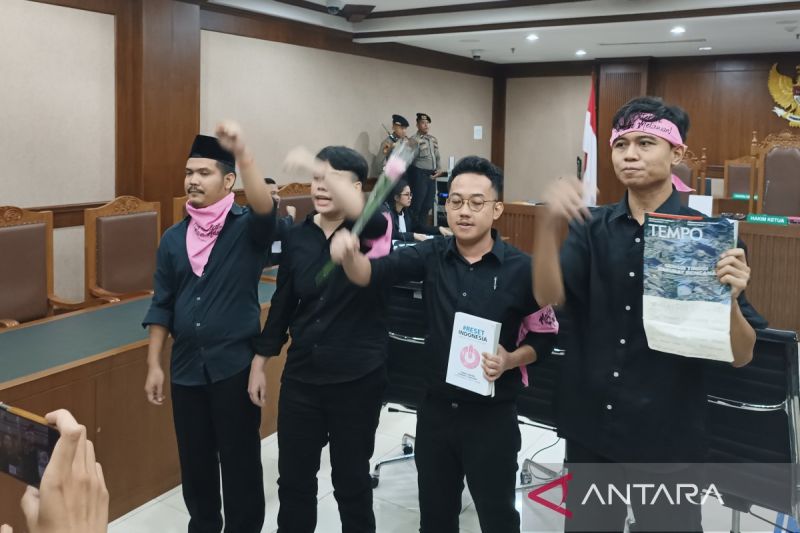 orasi-dan-pembagian-mawar-oleh-delpedro-dkk-warnai-sidang-perdana