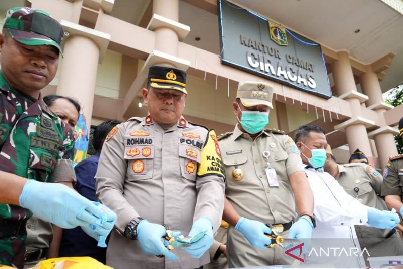 sebanyak-67-ribu-butir-obat-ilegal-di-ciracas-jaktim-dimusnahkan