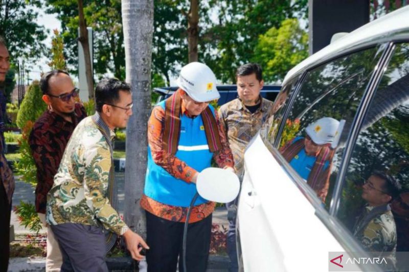 pln-resmikan-spklu-center-perdana-di-ntb