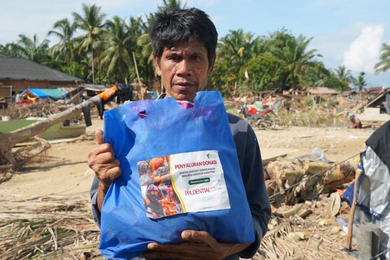 prudential-syariah-serahkan-bantuan-bagi-1300-korban-bencana-di-aceh