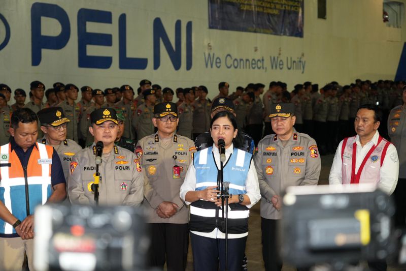 pelni-angkut-237-personel-polri-dan-logistik-pakai-km-egon-menuju-sumatera