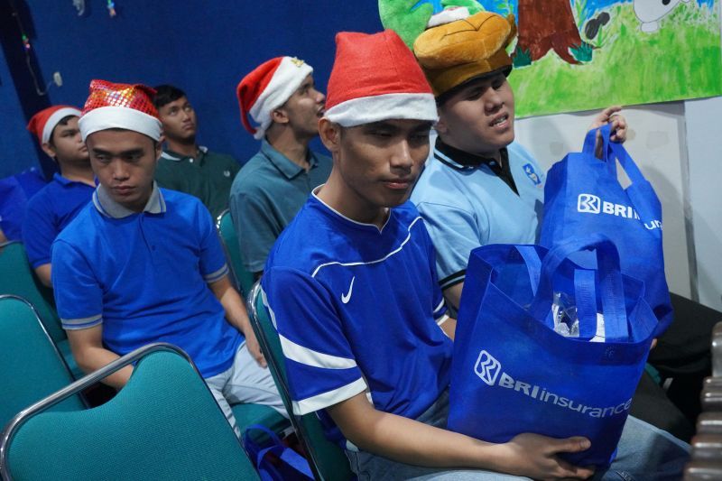 brins-bagikan-bantuan-natal-dari-sembako-hingga-alat-ibadah