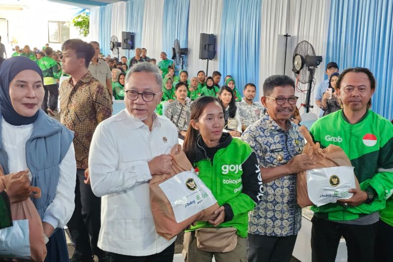 menko-zulhas-bagikan-1000-paket-sembako-murah-bagi-pengemudi-ojol