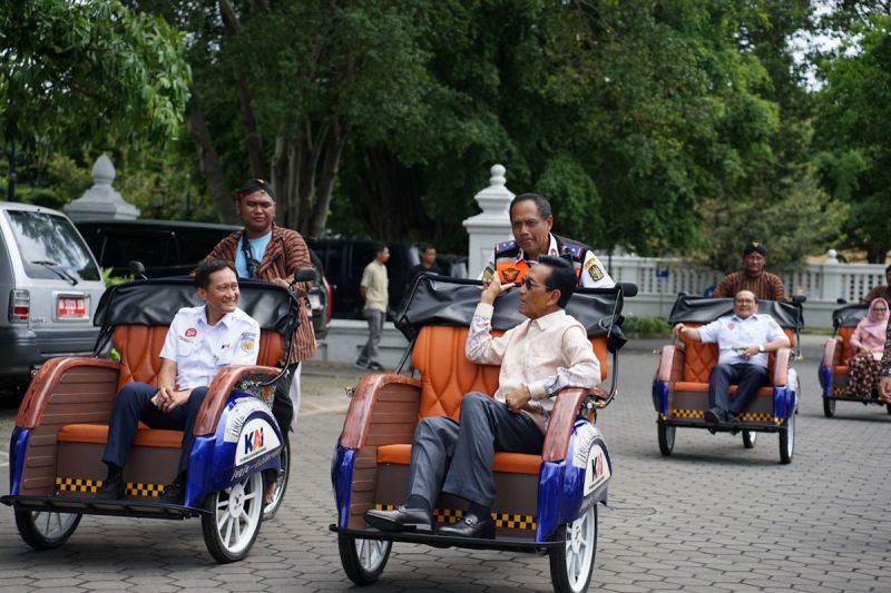 kai-salurkan-bantuan-becak-listrik-ke-diy-dukung-transportasi-hijau