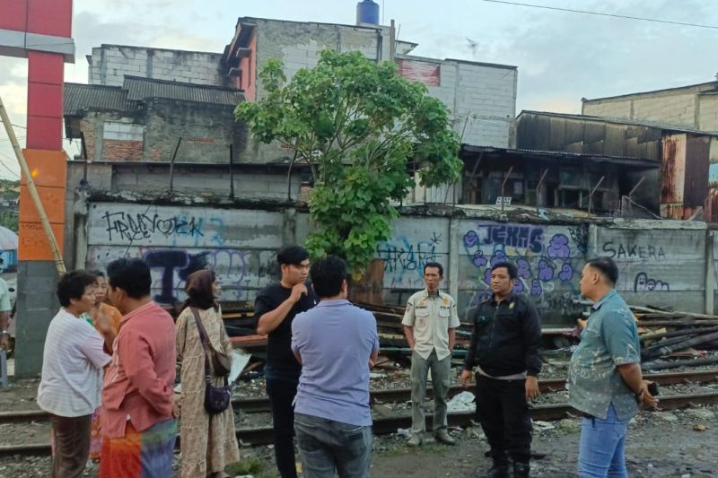 polisi-selidiki-identitas-warga-yang-terserempet-kereta-api-di-jakut
