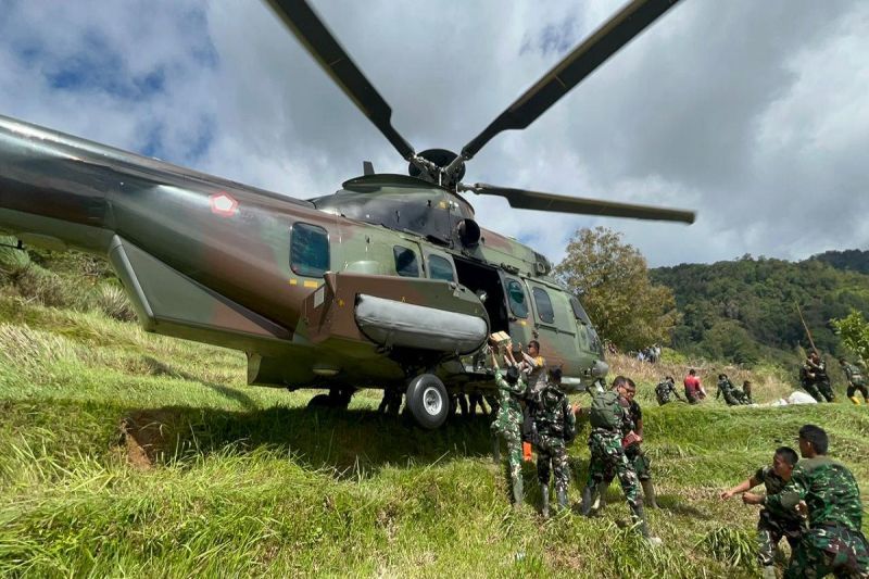 Heli TNI AU kirim bantuan ke lokasi terisolir di Pesisir Selatan