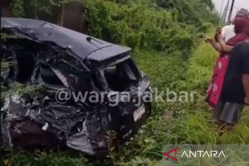 sebuah-minibus-tertabrak-kereta-api-di-kalideres-jakbar