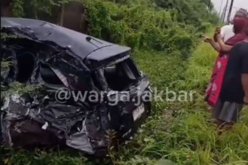 Sebuah minibus tertabrak kereta api di Kalideres Jakbar