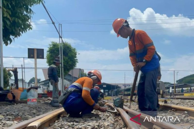 kai-gencar-cek-rel-ka-demi-keamanan-angkutan-natal-tahun-baru