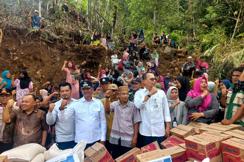 bupati-tapanuli-selatan-bantuan-kementan-perkuat-pangan-moril-warga