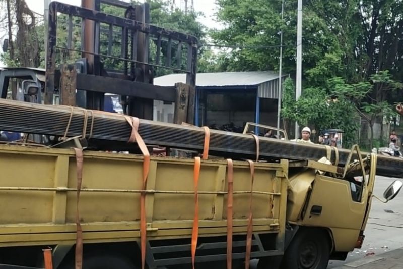 sopir-dan-penumpang-truk-tewas-tertimpa-besi-di-cilincing