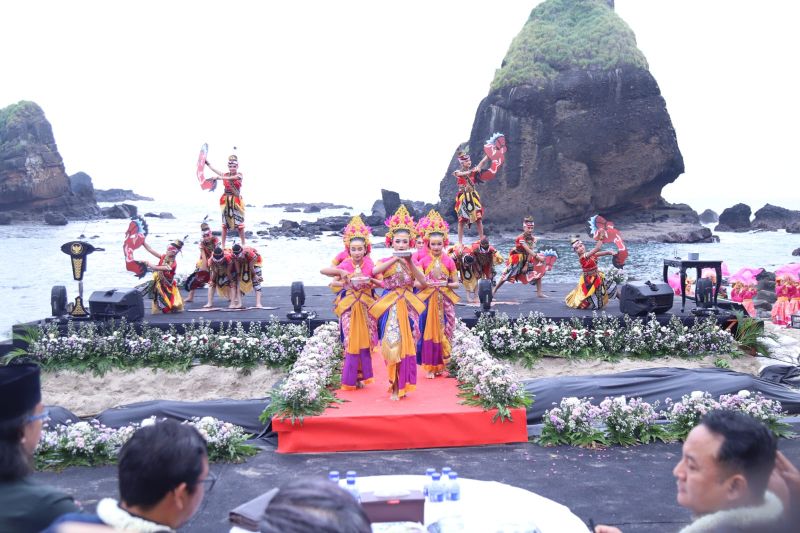 pemkab-jember-dan-perhutani-jalin-kerja-sama-kelola-wisata-pantai