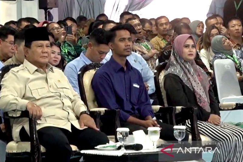 duduk-samping-presiden-art-dan-tukang-seblak-terima-rumah-subsidi