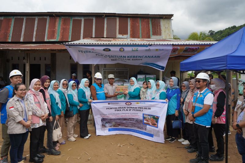 srikandi-pln-ip-berikan-pendampingan-moril-korban-banjir-di-sumatera