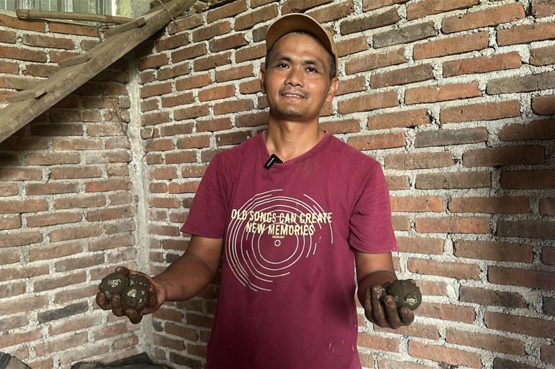 Perajin telur asin Yayak Surayak