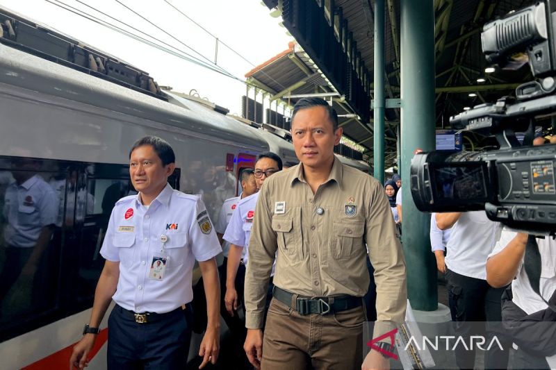menko-ahy-dirut-kai-pastikan-kesiapan-kereta-jelang-natal-tahun-baru