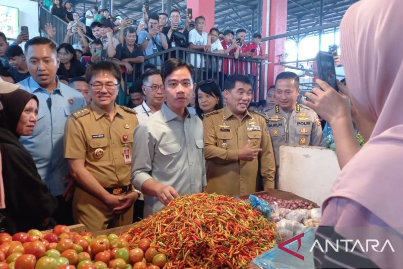 wapres-gibran-tinjau-pasar-bersehati-manado-menjelang-natal