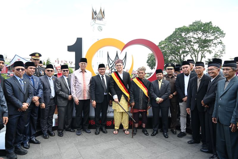 bukittinggi-dirikan-simbol-penanda-satu-abad-jam-gadang
