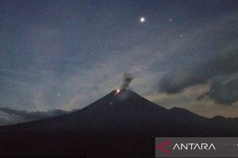 Semeru erupsi disertai letusan setinggi 900 meter dan suara gemuruh