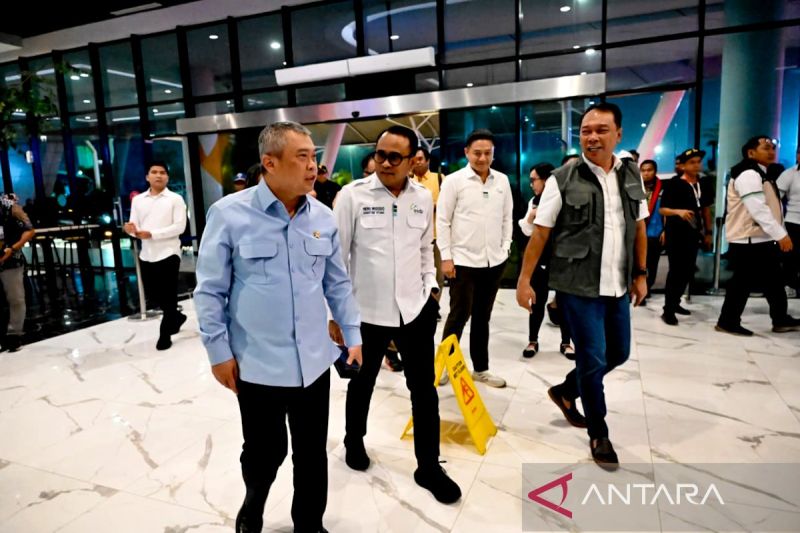 Menhub pastikan kelancaran angkutan di penyeberangan Jawa-Sumatera